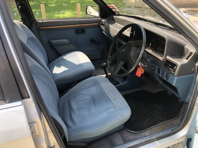 Старенький Ford Escort Ghia принцеси Діани пустили з молотка - фото 465538