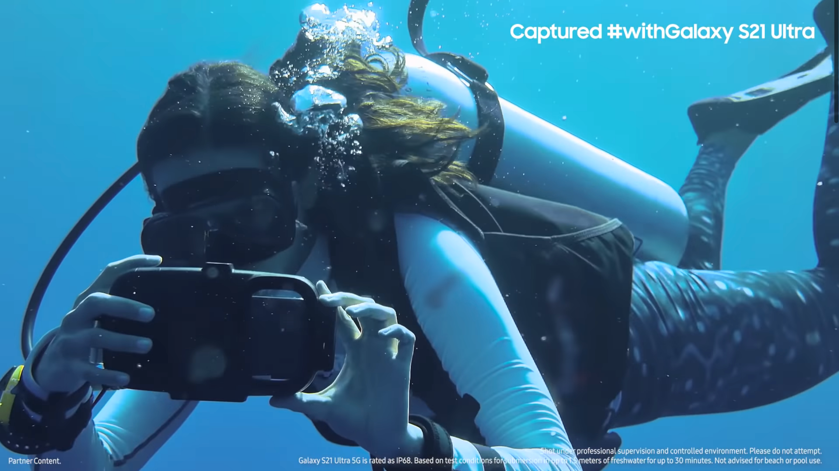 На камеру флагманського Samsung Galaxy S21 Ultra зняли тигрових акул: круте відео