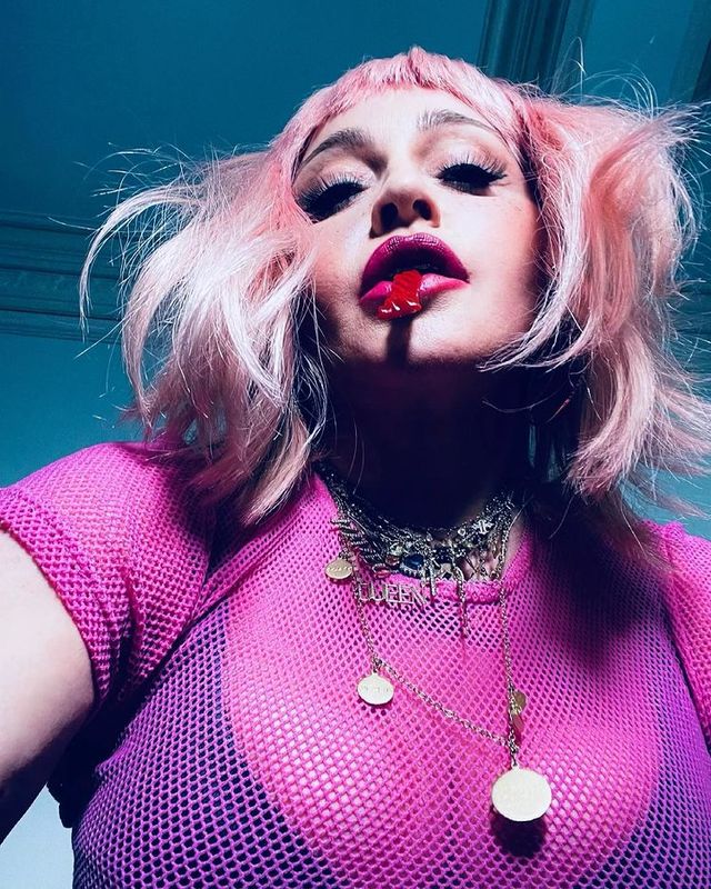 Мадонна позувала для Vogue, повністю оголивши груди: відверті кадри (18+) - фото 465668