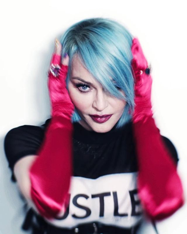 Мадонна позувала для Vogue, повністю оголивши груди: відверті кадри (18+) - фото 465669