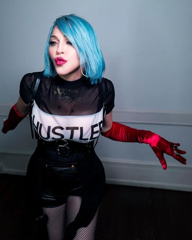 Мадонна позувала для Vogue, повністю оголивши груди: відверті кадри (18+) - фото 465671