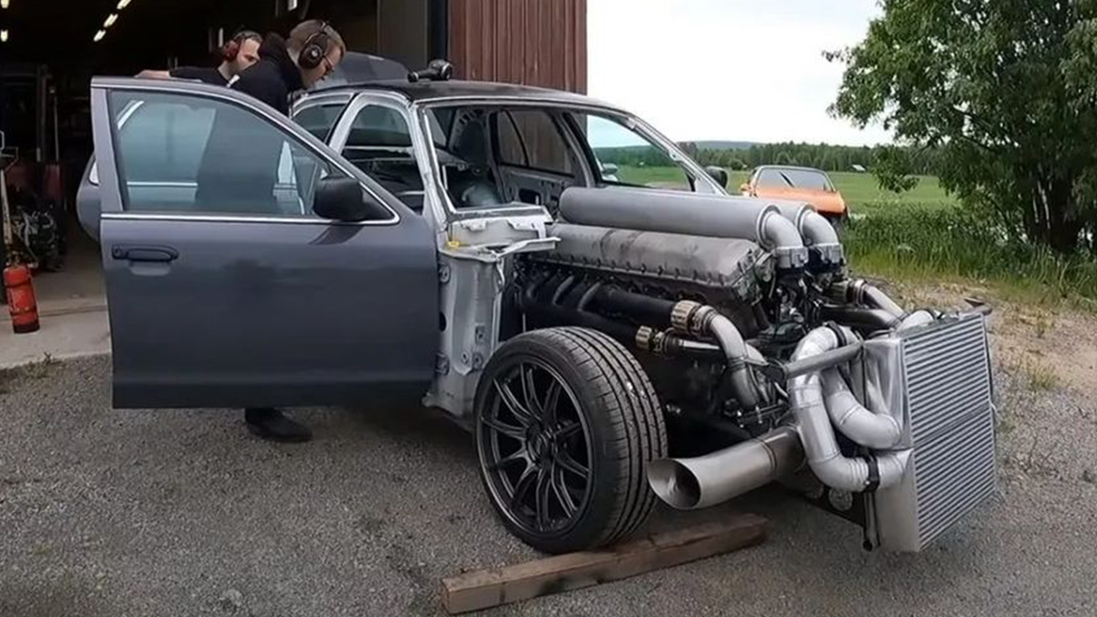Дивіться на відео, як заводиться Ford Crown з гучним 27-літровим мотором від танка