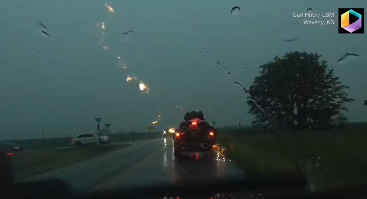 У США відразу кілька блискавок вдарили в один і той же автомобіль: шокуюче відео