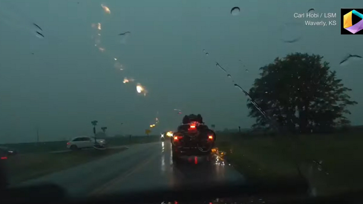 У США відразу кілька блискавок вдарили в один і той же автомобіль: шокуюче відео - фото 1