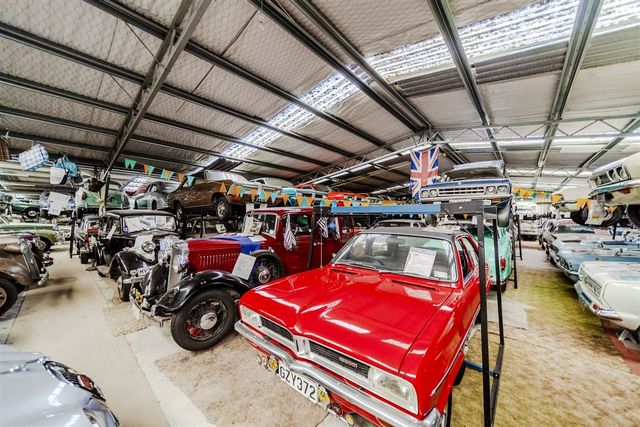 На торги виставили старий завод, повністю набитий класичними британськими автомобілями - фото 465767