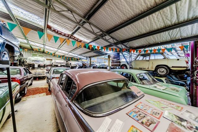 На торги виставили старий завод, повністю набитий класичними британськими автомобілями - фото 465769