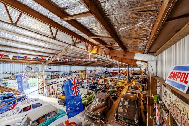 На торги виставили старий завод, повністю набитий класичними британськими автомобілями - фото 465771