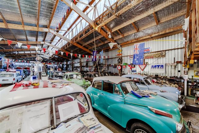 На торги виставили старий завод, повністю набитий класичними британськими автомобілями - фото 465772