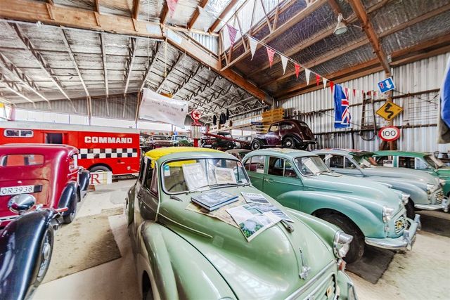 На торги виставили старий завод, повністю набитий класичними британськими автомобілями - фото 465775