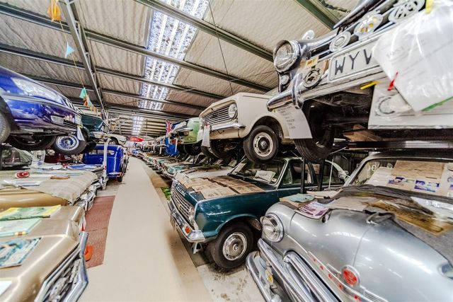 На торги виставили старий завод, повністю набитий класичними британськими автомобілями - фото 465776