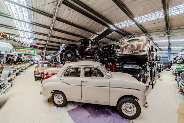 На торги виставили старий завод, повністю набитий класичними британськими автомобілями - фото 465777