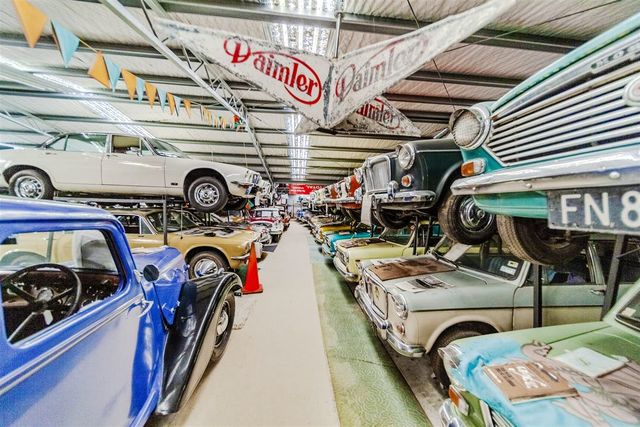 На торги виставили старий завод, повністю набитий класичними британськими автомобілями - фото 465778