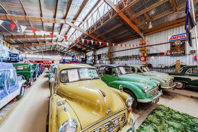 На торги виставили старий завод, повністю набитий класичними британськими автомобілями - фото 465779