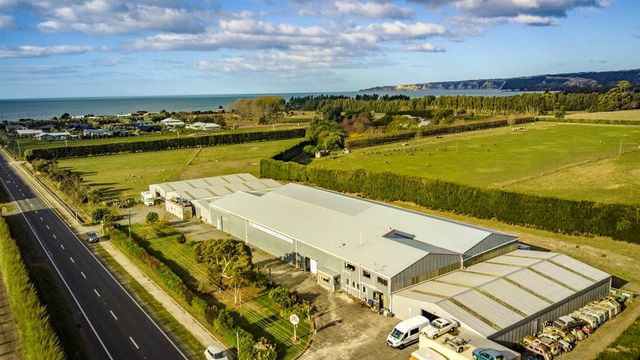 На торги виставили старий завод, повністю набитий класичними британськими автомобілями - фото 465780