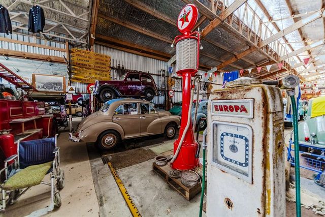 На торги виставили старий завод, повністю набитий класичними британськими автомобілями - фото 465782