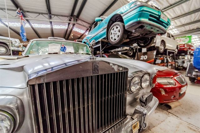 На торги виставили старий завод, повністю набитий класичними британськими автомобілями - фото 465783