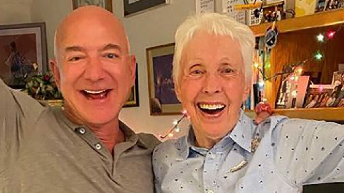 Джефф Безос візьме з собою у космос 82-річну жінку: що відомо про бабусю