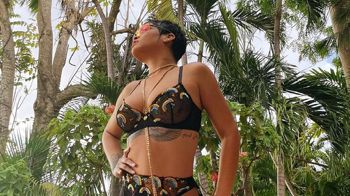 Ріанна завела Instagram сексуальними кадрами у райдужній білизні