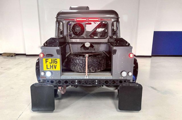 Найпотужніший і найшвидший Land Rover Defender пустять з молотка - фото 466055