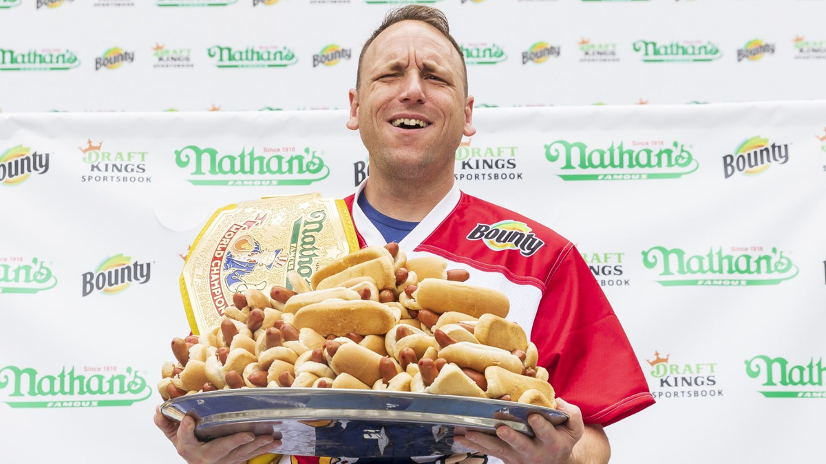 Американець встановив новий рекорд з поїдання хот-догів - фото 1