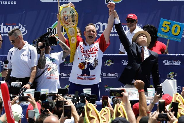 Американець встановив новий рекорд з поїдання хот-догів - фото 466267