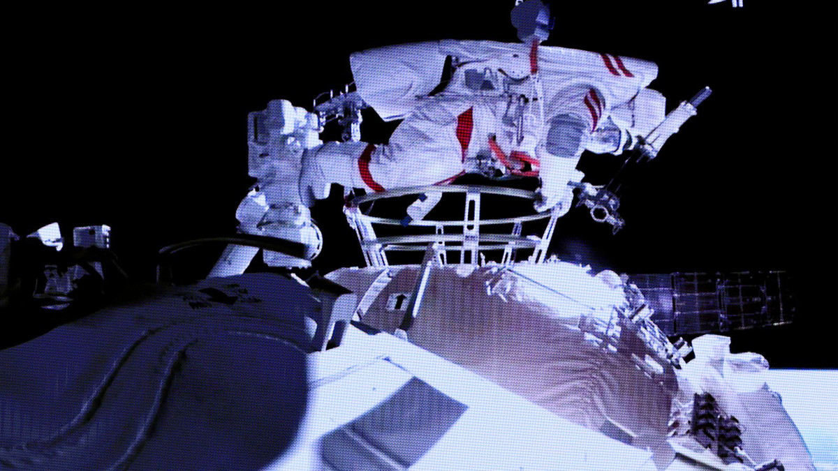 Китайські тайконавти у відкритому космосі - фото 1
