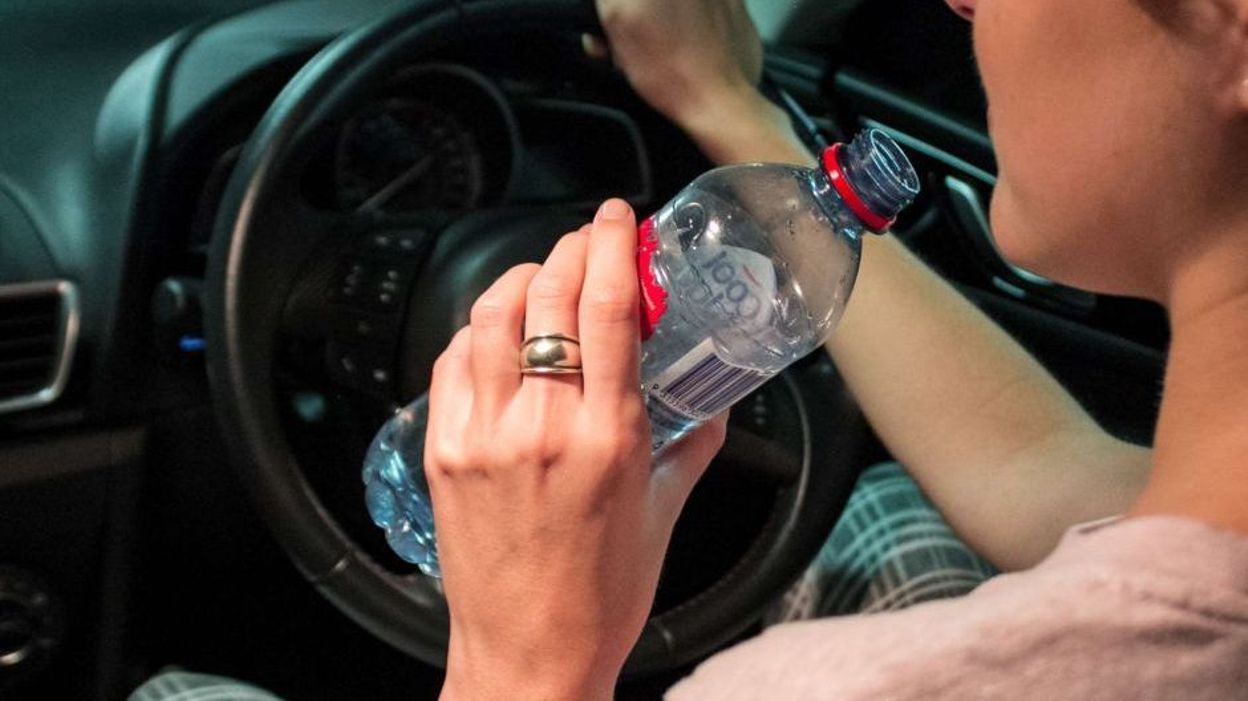 Учені рекомендують більше пити води за кермом, і ось чому - фото 1