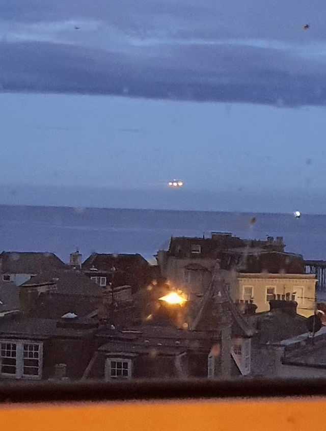 Британський студент зняв НЛО з вікна своєї квартири: фотофакт - фото 466412