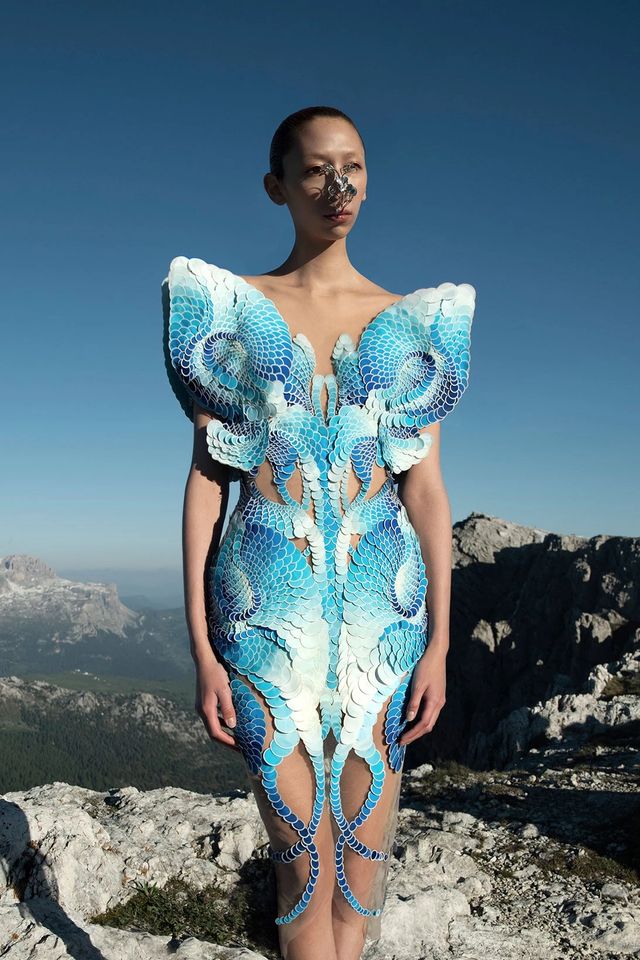 Дизайнерка з Нідерландів створила сукні з переробленого океанічного пластику - фото 466498