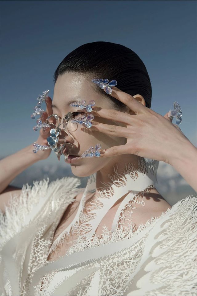 Дизайнерка з Нідерландів створила сукні з переробленого океанічного пластику - фото 466502