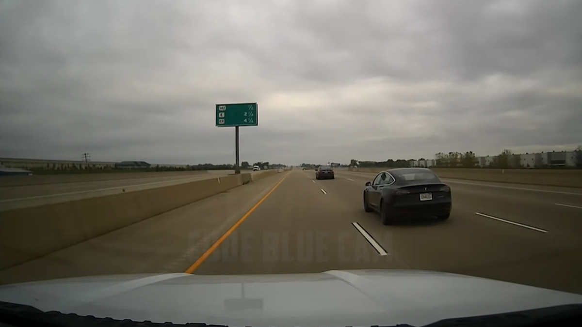 Водій Tesla Model 3 спав за кермом - фото 1