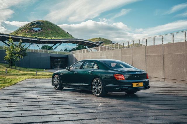 Представлений гібрид Bentley Flying Spur з запасом ходу 700 кілометрів - фото 466797