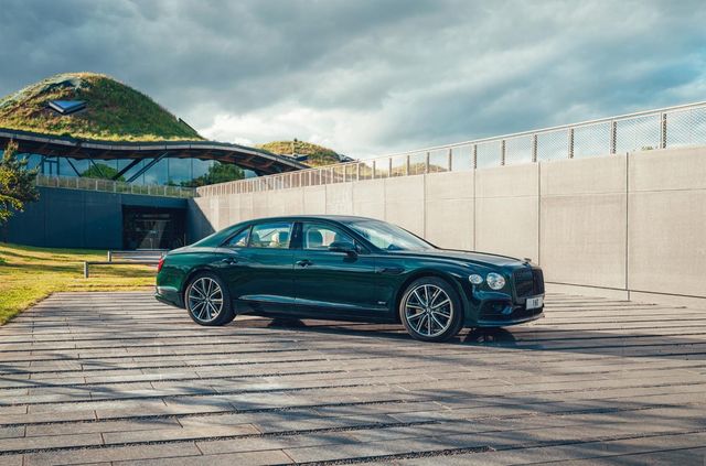 Представлений гібрид Bentley Flying Spur з запасом ходу 700 кілометрів - фото 466800