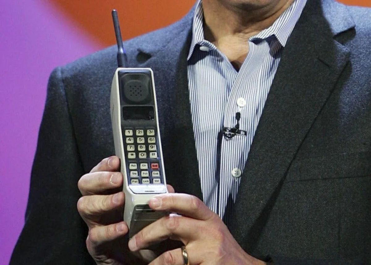 AGM – смартфон, який нагадує раритетний мобільний телефон - фото 1