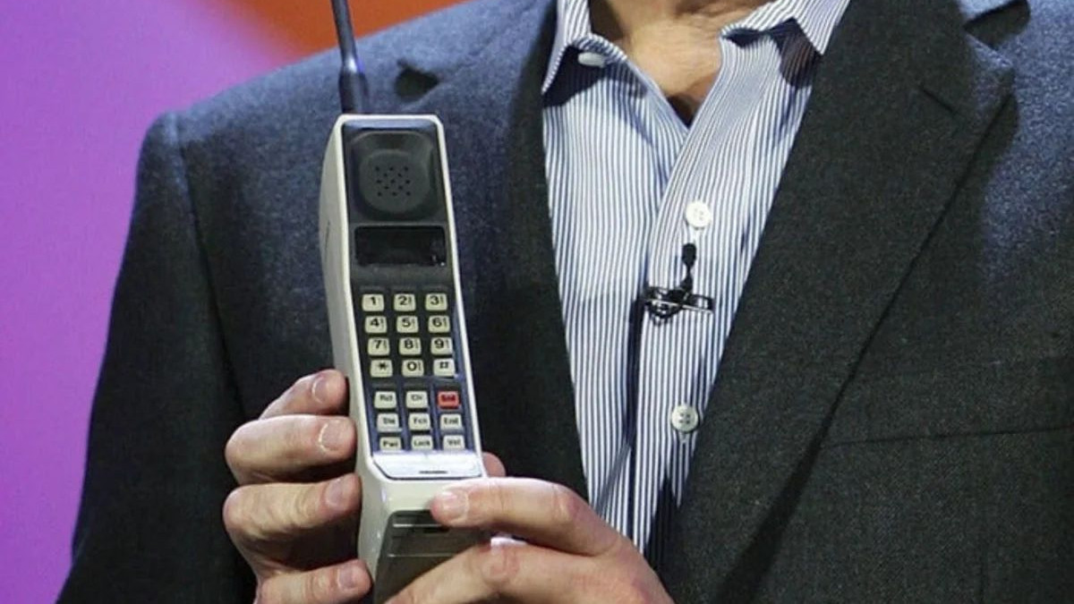 AGM – смартфон, який нагадує раритетний мобільний телефон - фото 1