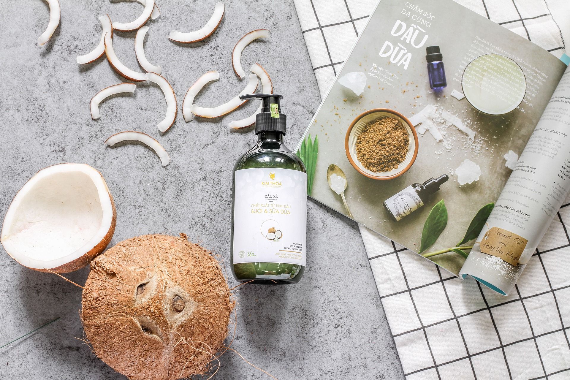 Скільки шампуню насправді потрібно для миття голови: відповідь експерта