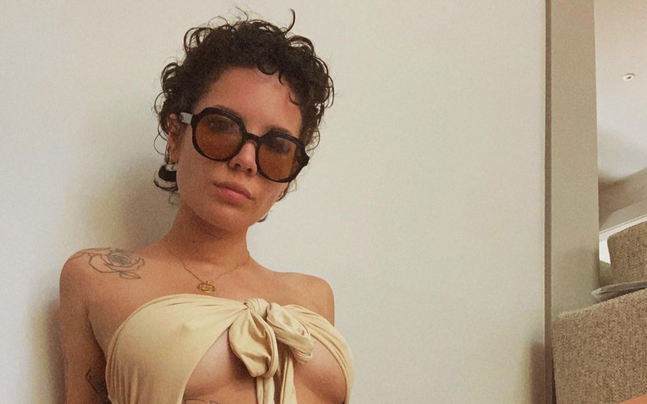 Холзі оголила груди для нової зйомки - фото 1