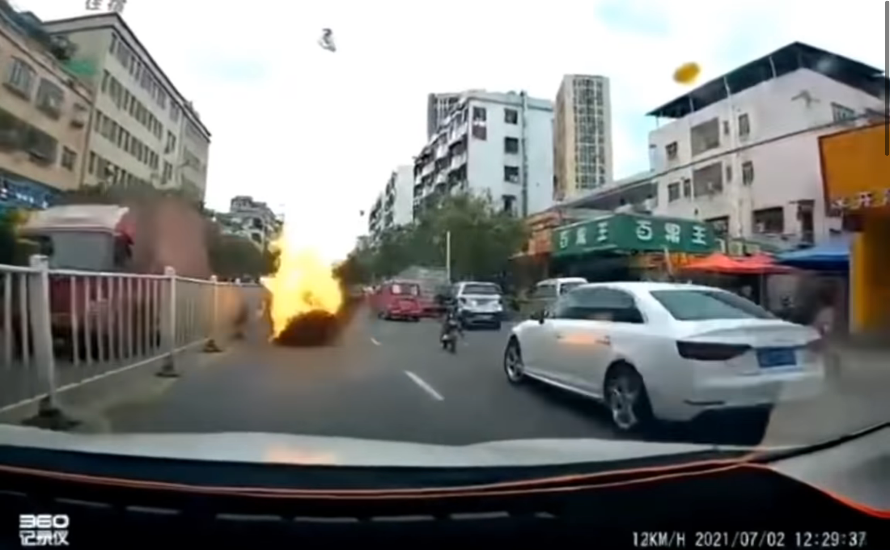 У Китаї під час руху вибухнула Toyota Camry: моторошне відео