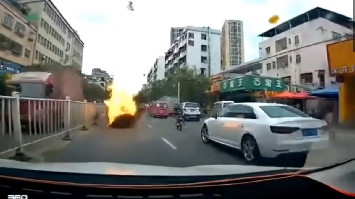 Toyota Camry вибухнула під час руху - фото 1
