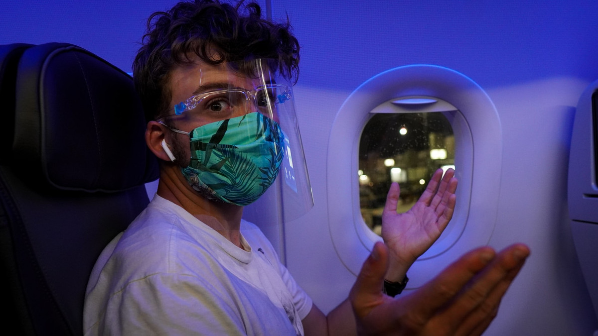 У США пасажира літака оштрафували на чималу суму за відмову надіти маску - фото 1