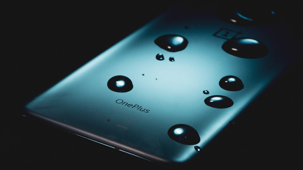 В OnePlus закликають не топити смартфони - фото 1