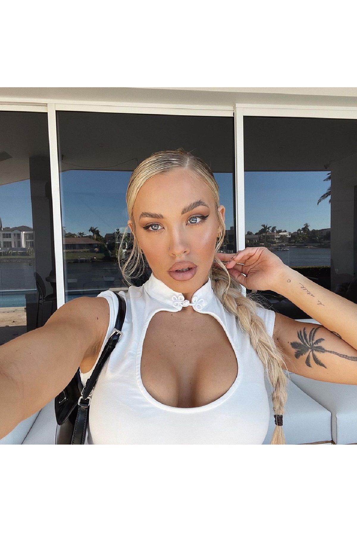 Зваблива тренерка Теммі Хемброу показала ідеальний прес