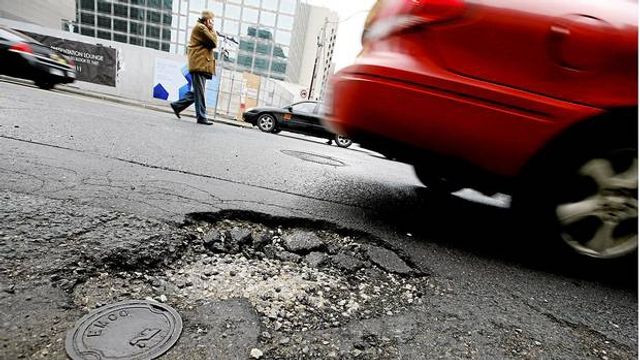 Як не угробити машину на розбитій дорозі: секрети й нюанси їзди ямами - фото 467480