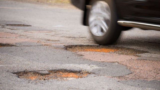 Як не угробити машину на розбитій дорозі: секрети й нюанси їзди ямами - фото 467482