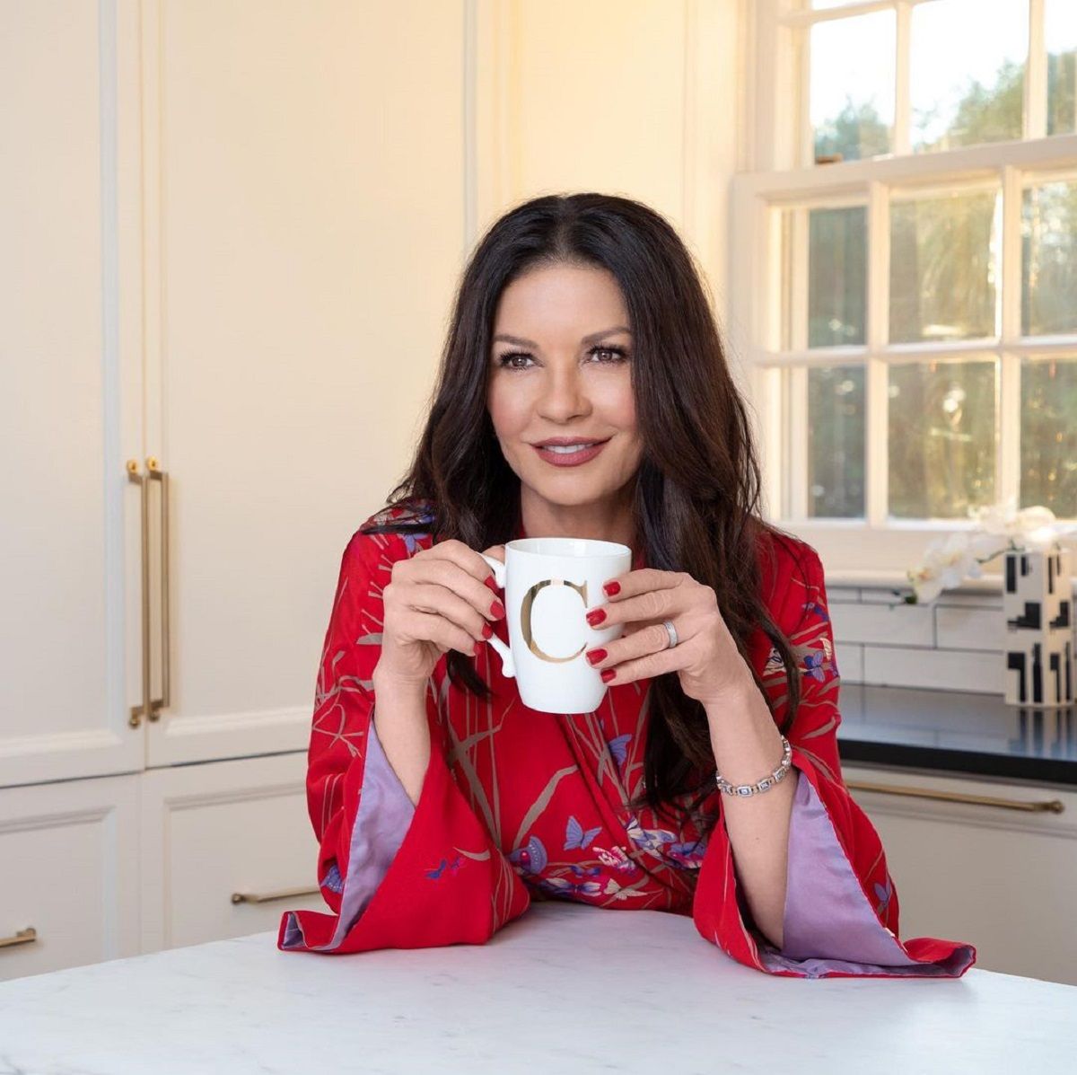 51-річна Кетрін Зета-Джонс в купальнику вразила гнучкістю (відео)