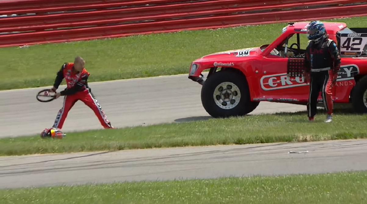 Обурений гонщик жбурнув кермо у свого суперника після гонки: епічне відео - фото 1