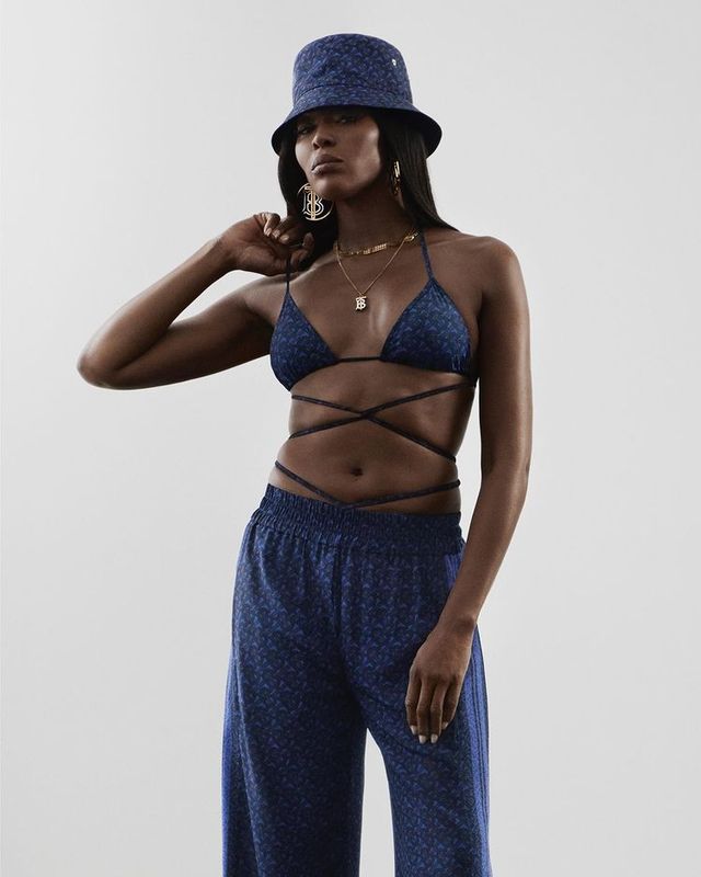 Розкішна Наомі Кемпбелл знялася у спокусливому бікіні для рекламної кампанії - фото 468044