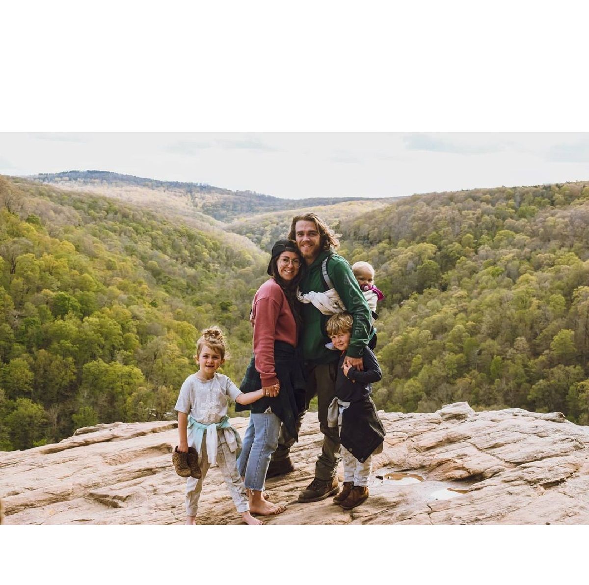 Ця сім'я попрощалась з рутиною і вибрала життя в автобусі (фото)