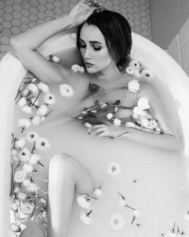 Найгарячіші образи Ганни Різатдінової за всю кар'єру: добірка фото іменинниці (18+) - фото 468300