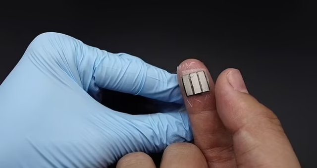 Дослідники винайшли переносну зарядку для телефону, яка бере енергію з тіла людини - фото 468309